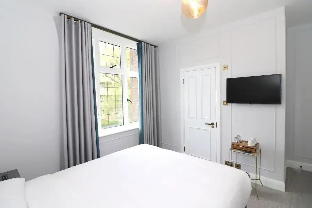 Three Falcons Hotel - photo 7