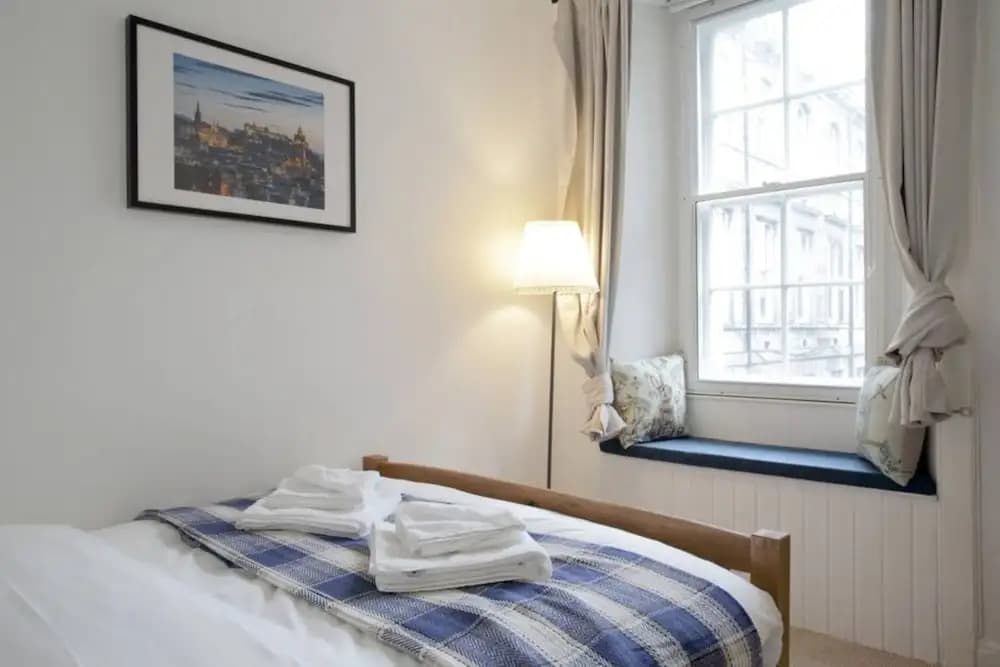 Central 2 Bedroom Flat In Edinburgh - photo 4