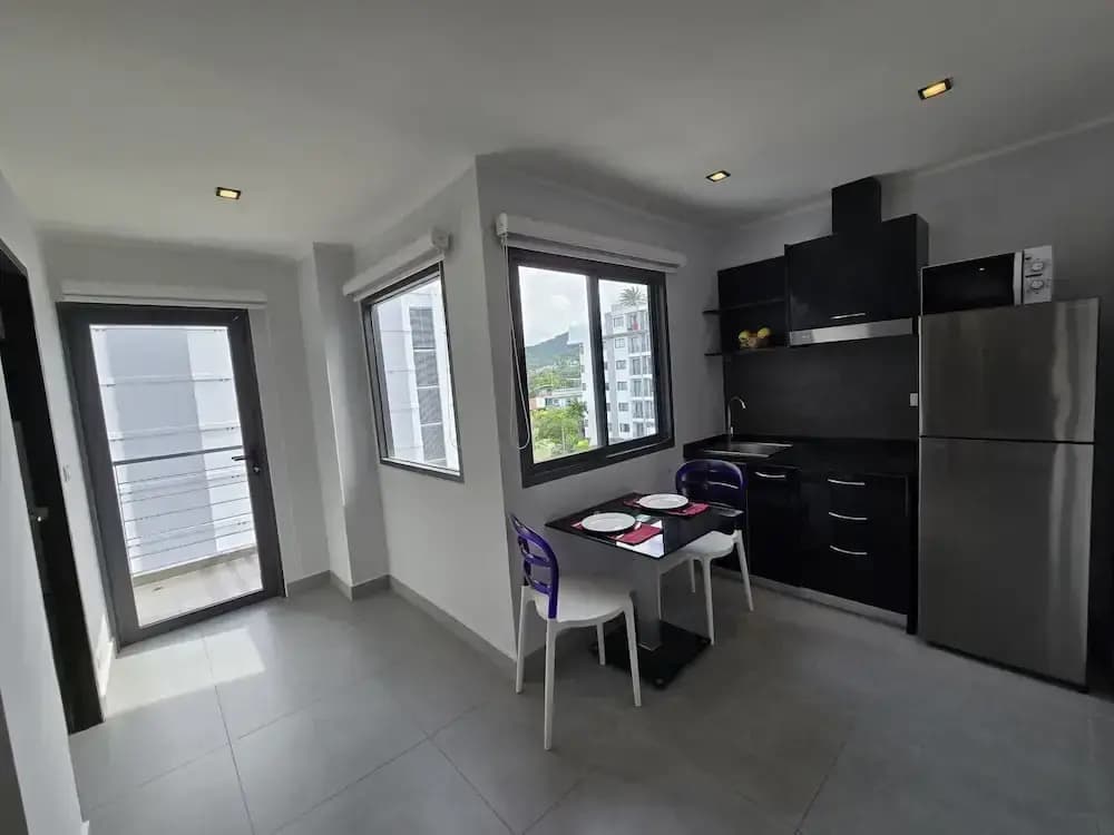 Sleek Corner 1 Bed Apt T1-607 - photo 4