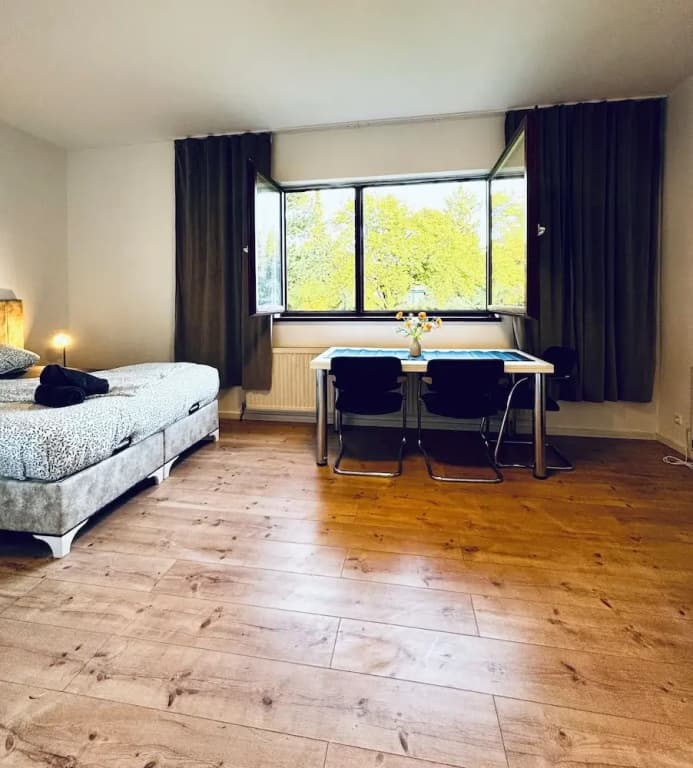 Spacious Budget Home Garden Stay - photo 25