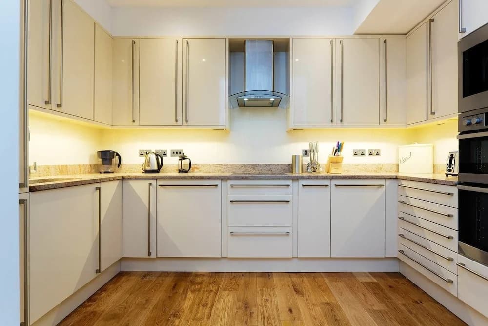 Elgin Crescent Apartment - photo 16