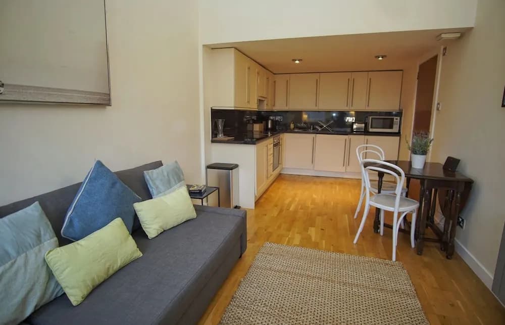 Bright, Spacious Old Town Flat for 6 - photo 15