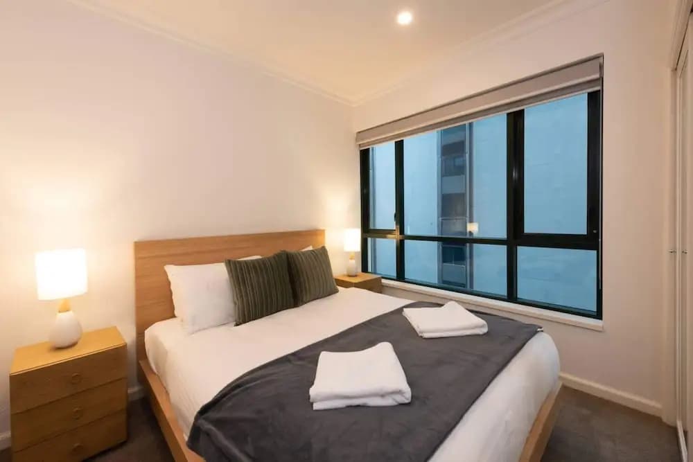 Spacious 3-bed Unit in Melbourne CBD w/ Pool & Gym - photo 2