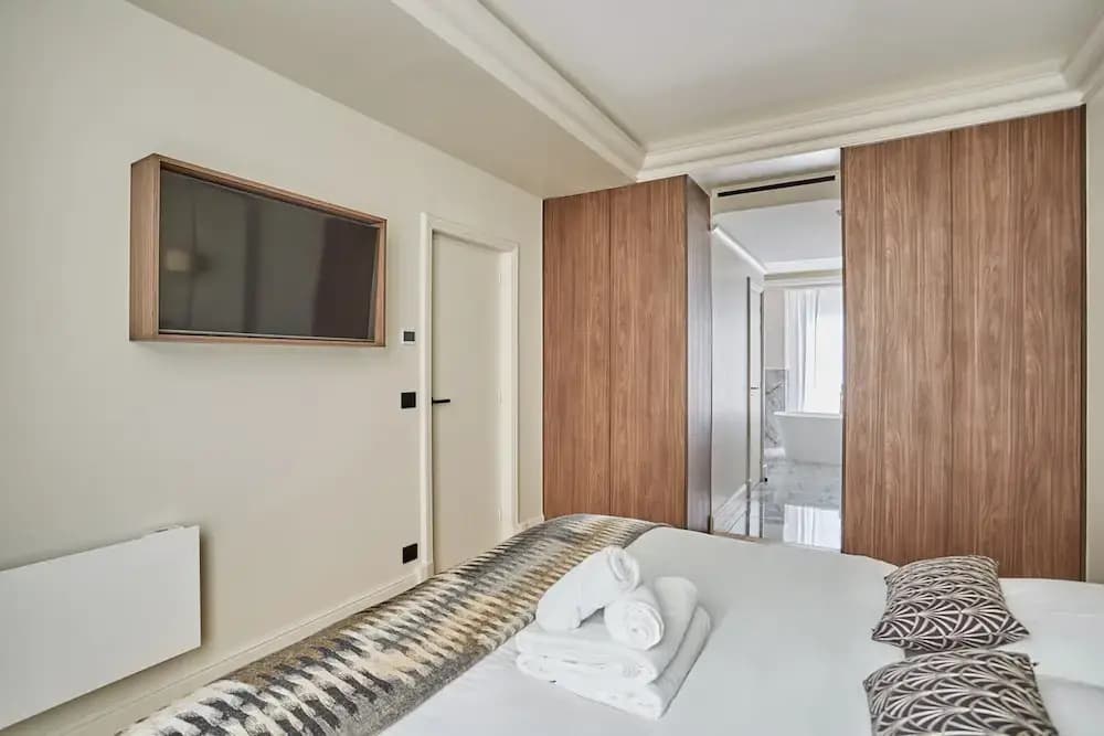 Incredible Le Marais Apartment With Terrace - photo 2
