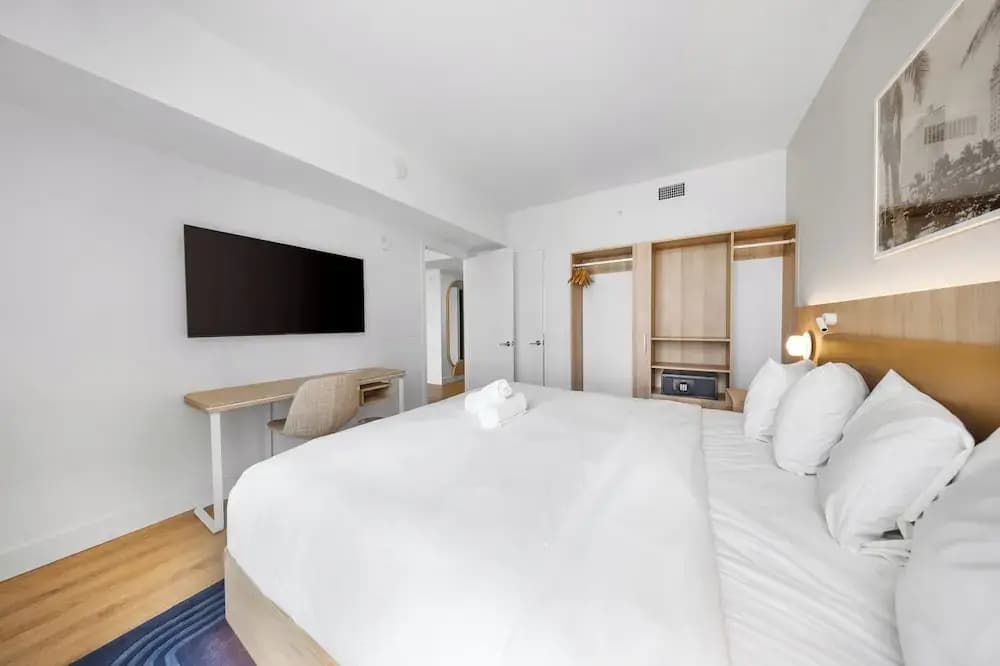 Chic Downtown 1BR with Stunning Views - photo 6