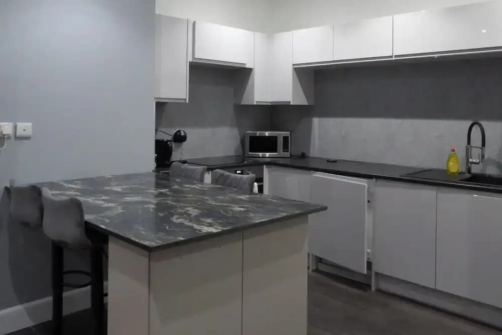 2bed Apt Sleeps 4-near Meadows Park, Parking, Wifi - photo 4