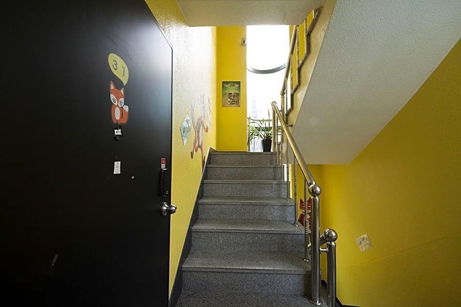 Hongdae Lazyfox Den Hostel - photo 12