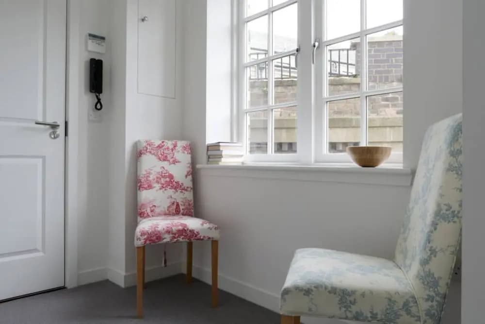 Spacious 2 Bedroom Loft In Converted School - photo 10