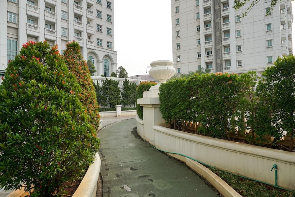 Comfy 1Br At Bellezza Apartment - photo 13