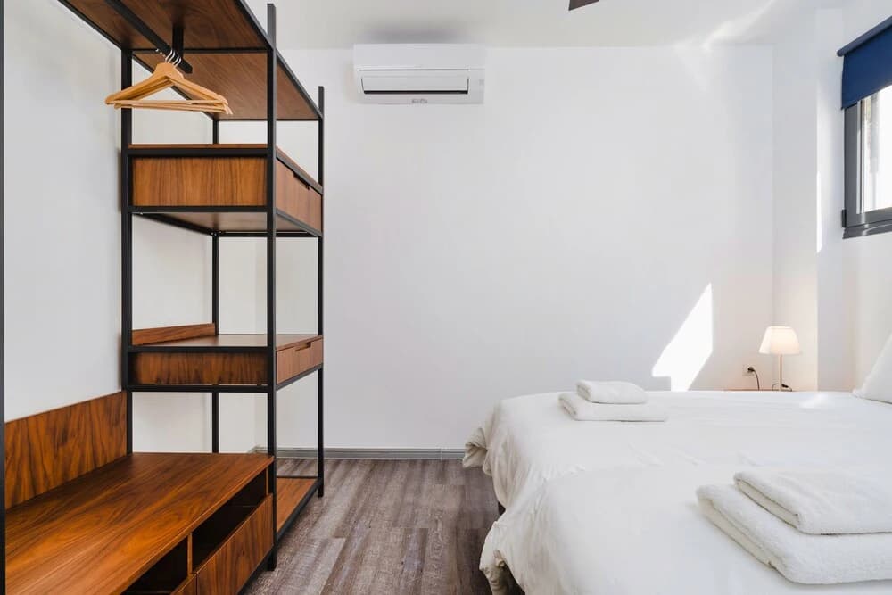 "sanders Home Suites - Bright Downtown 1-bdr. Apt." - photo 5