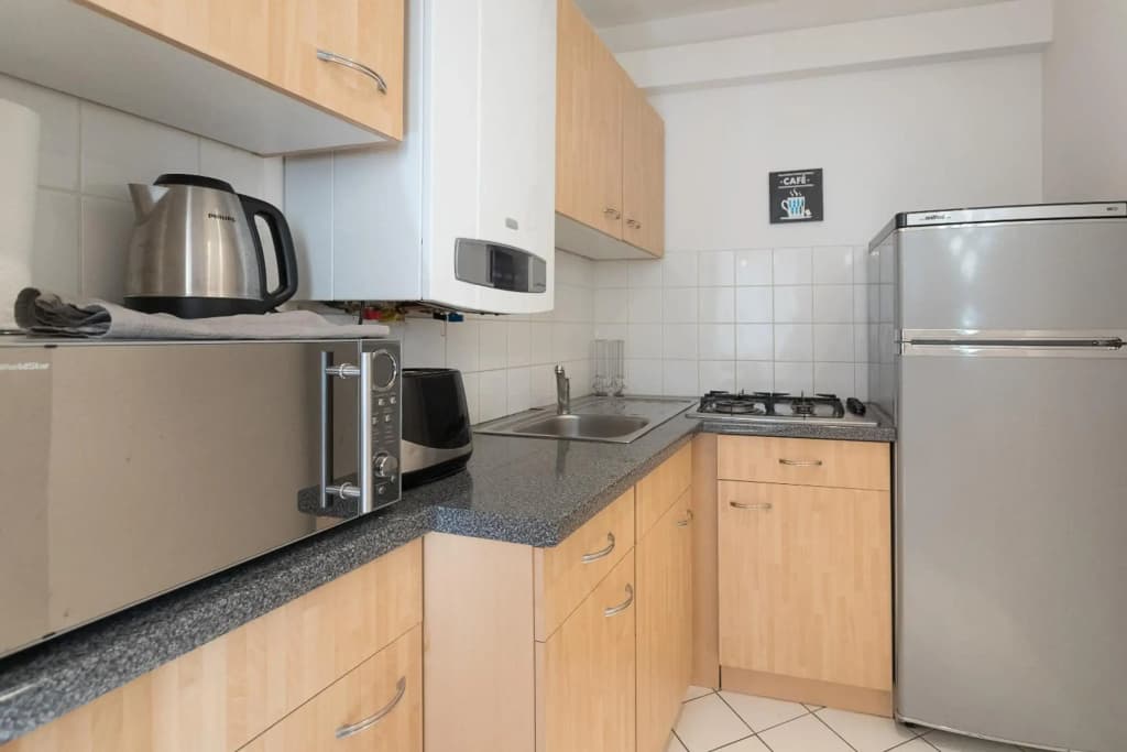 Gorgeous Hideout | City Center Apartment - photo 13