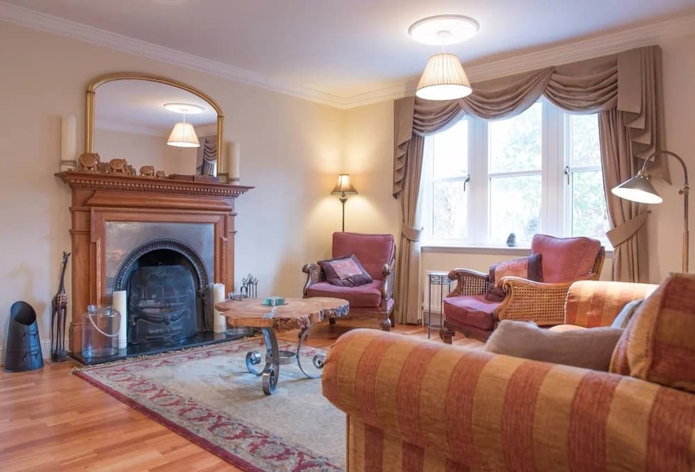 5 Bedroom House With Free Parking - photo 3