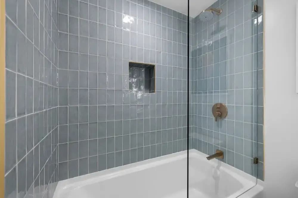Elegant Studio with Panoramic City Views - photo 9