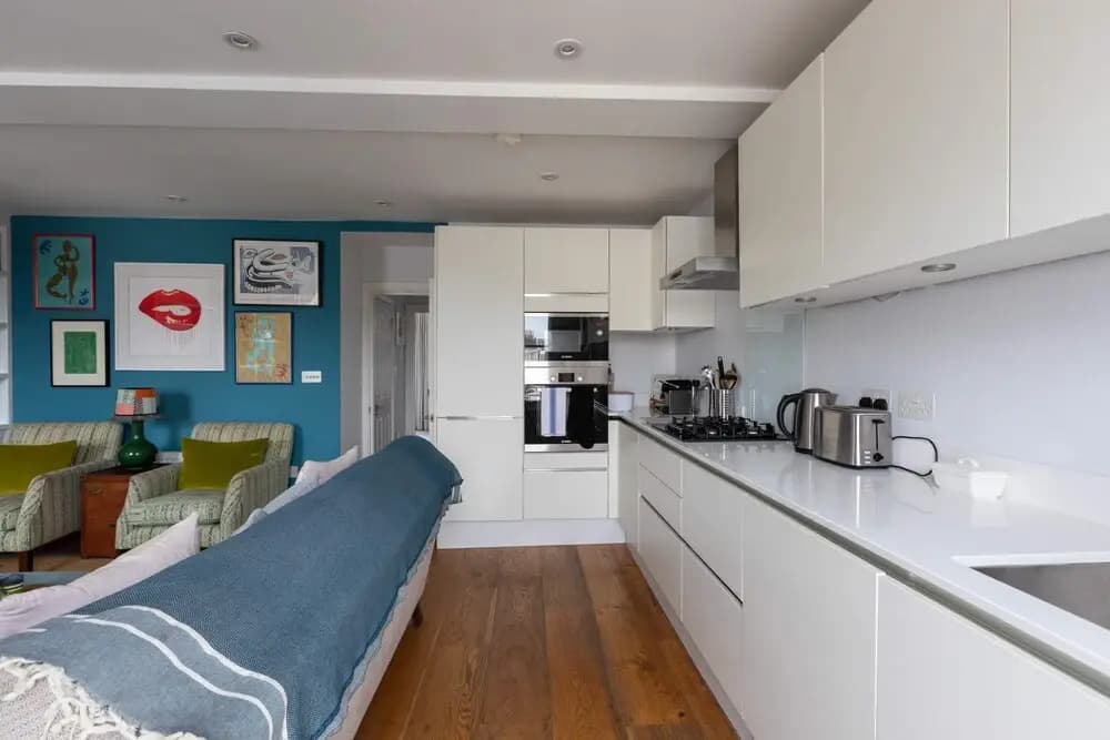Spacious 3 Bedroom in Notting Hill With Balcony - photo 18