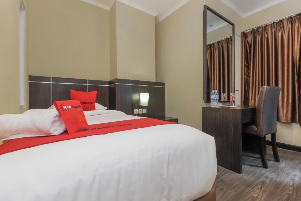 RedDoorz Plus @ Thamrin - photo 4