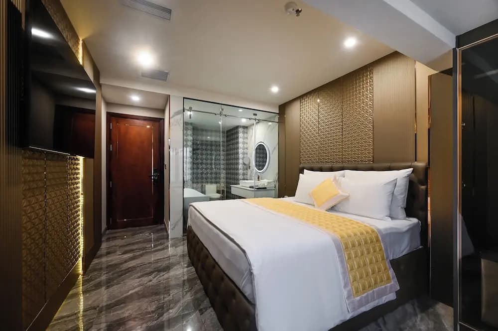 The Moon 1 Hotel - photo 7