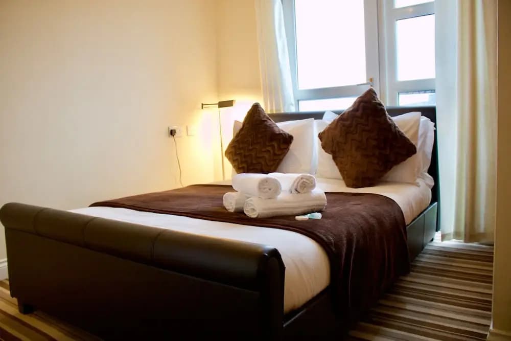 2 Bedroom Leith Apartment - photo 4
