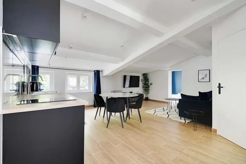 Refreshing 2bd/6p Apartment - 18th ard - photo 9