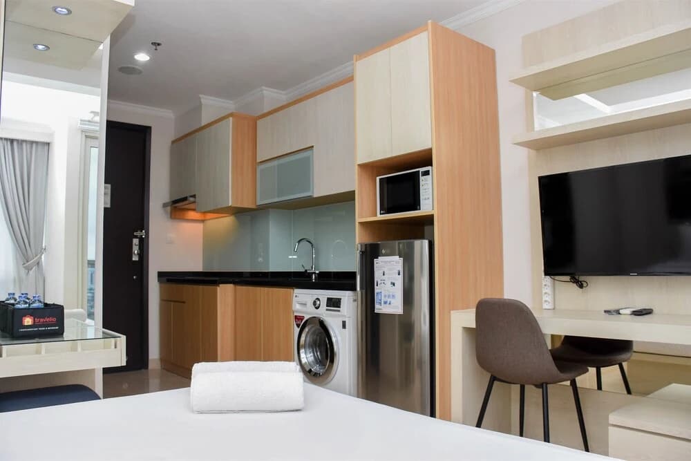 Comfortable And Warm Studio Room At Menteng Park Apartment - photo 12