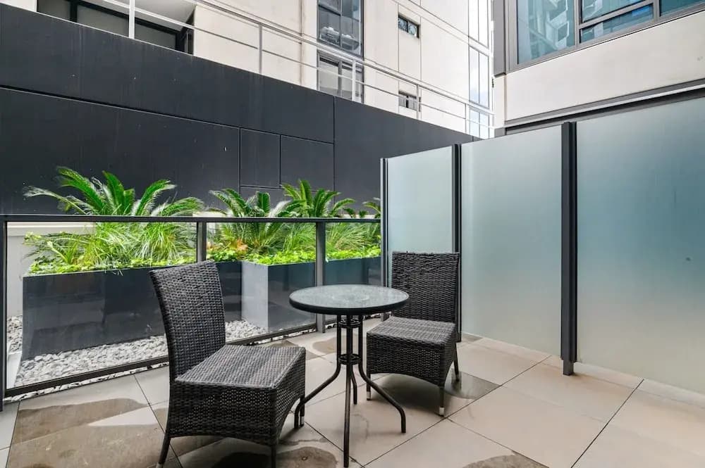 Bright 2-bed Flat With Cityside Charm - photo 11