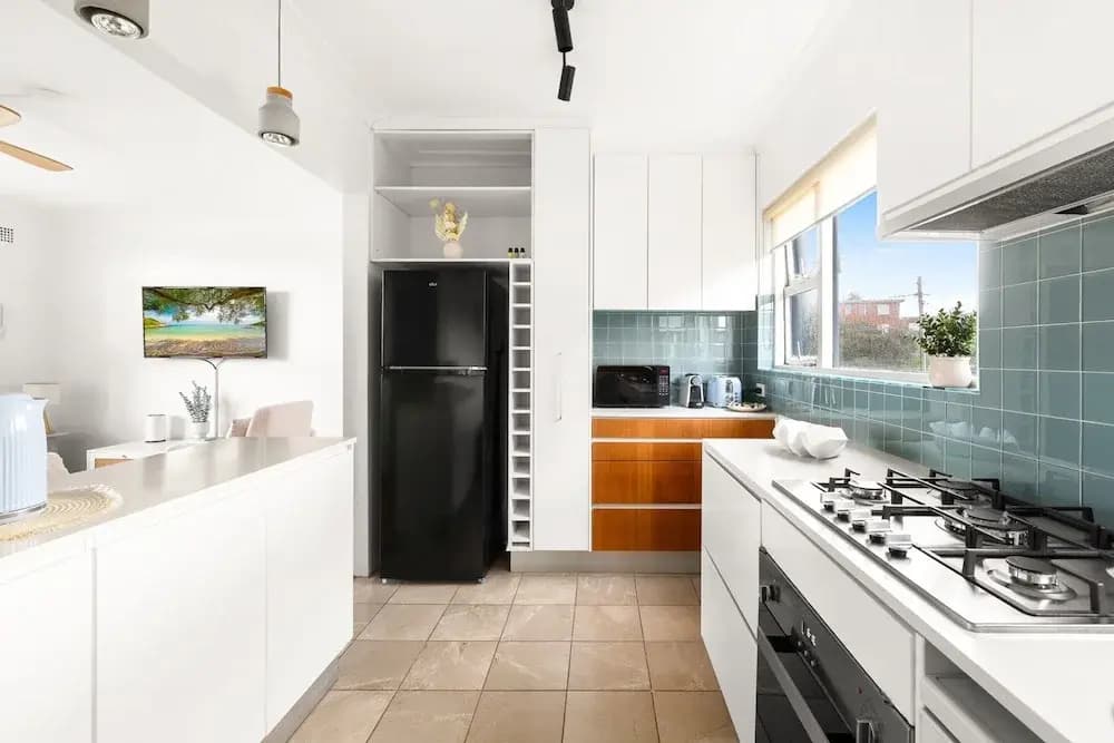 Bright 2-bed Flat With Balcony in Vaucluse - photo 12