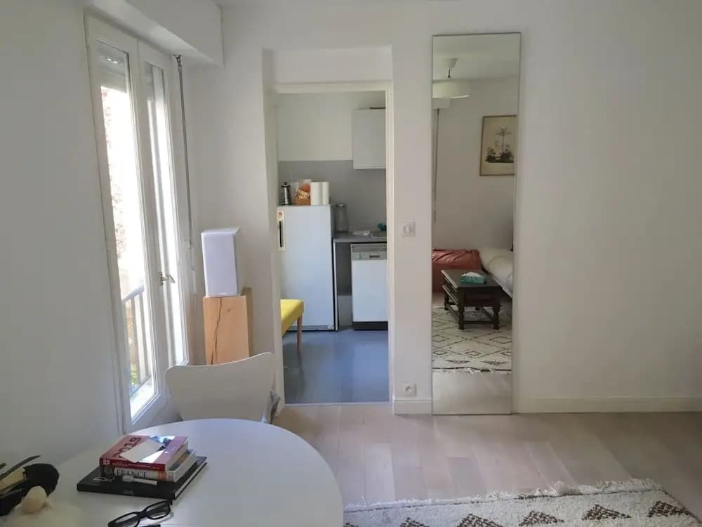 Flat In Le Marais With 2 Bedrooms - photo 2