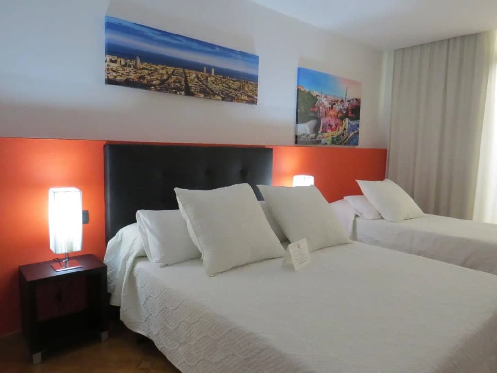 Barcelona City Centre Hostal - photo 2
