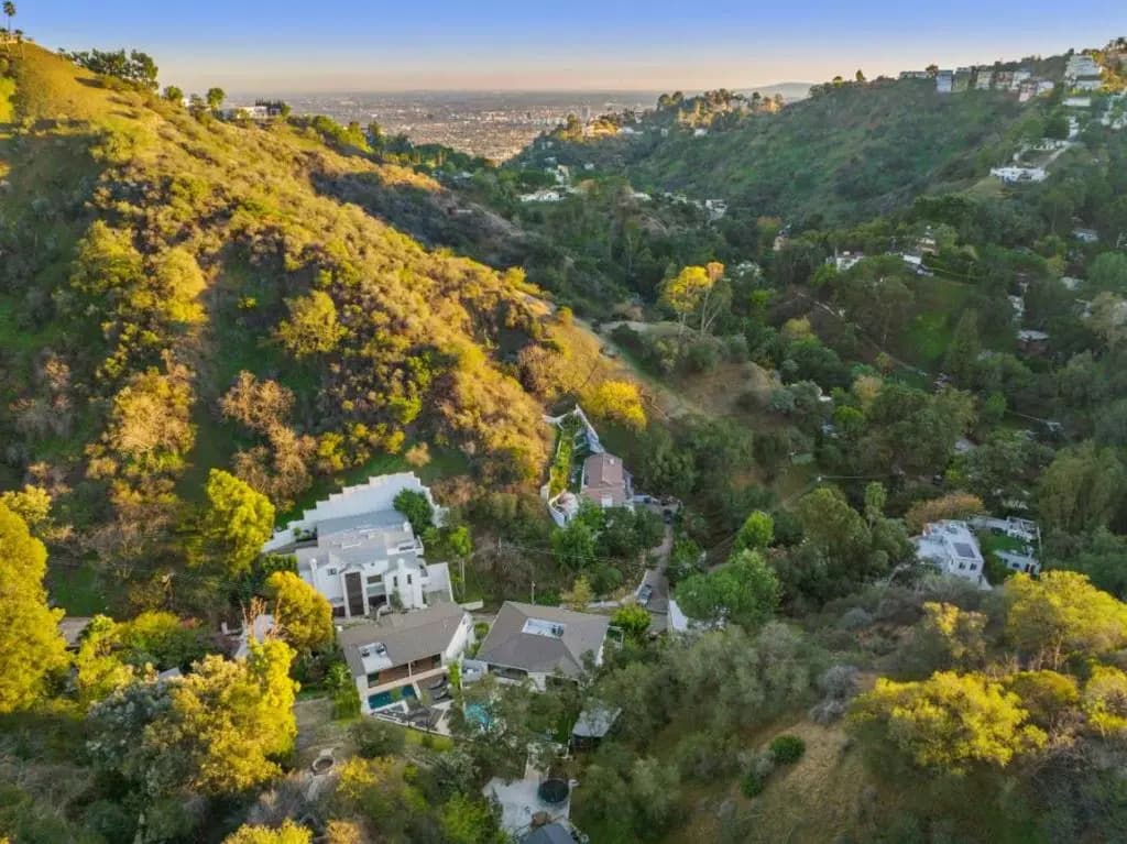 Willow Glen - Hollywood Hills Multi-level Villa With Theater & Pool - photo 22