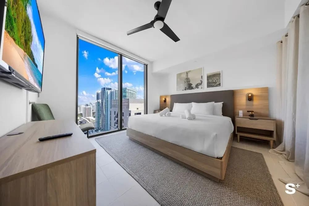Downtown 1BR Apt with Skyline Views - photo 2