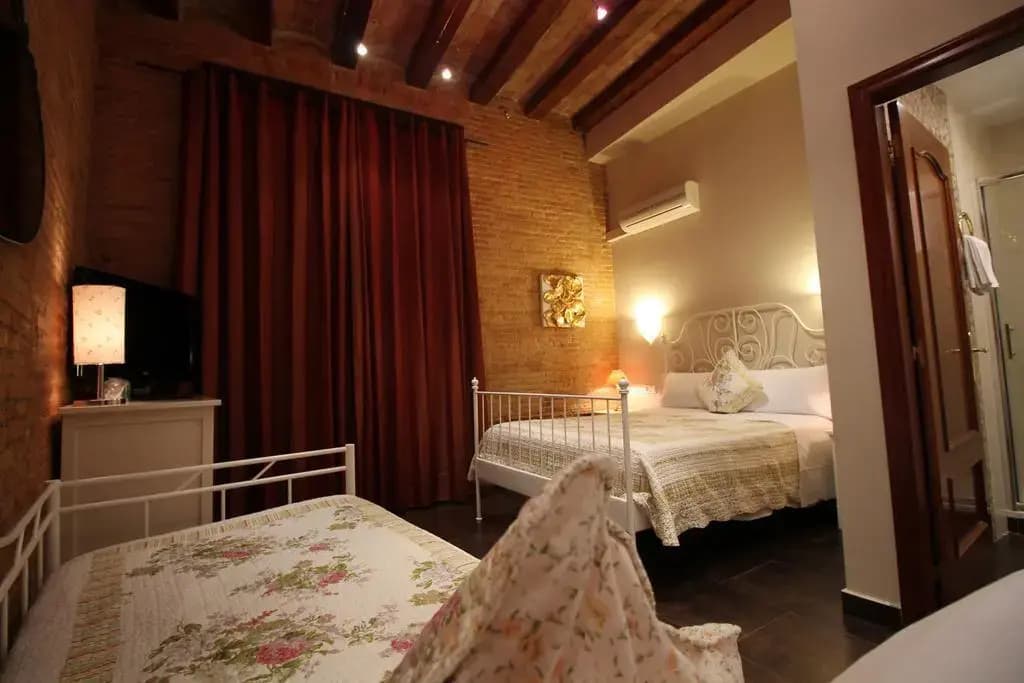 Hostal Orleans - photo 32