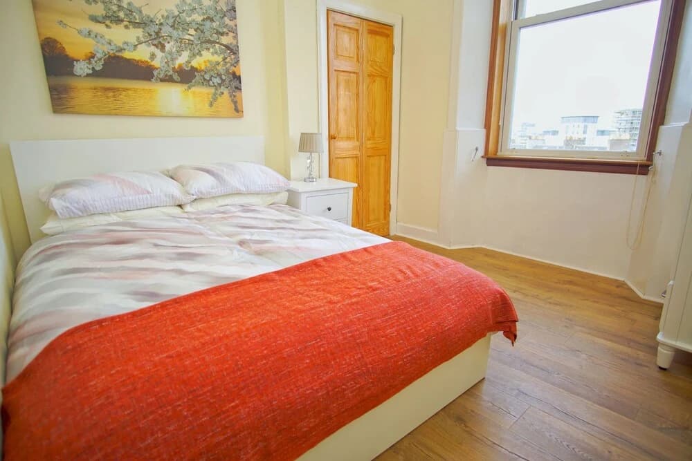 Bright & Spacious Flat 4 in Newhaven - photo 2