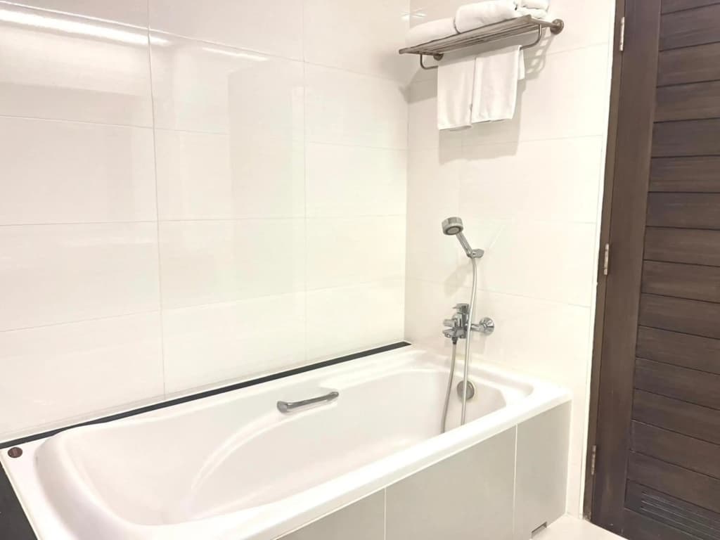 Crystal Suites Suvarnabhumi Airport - photo 9