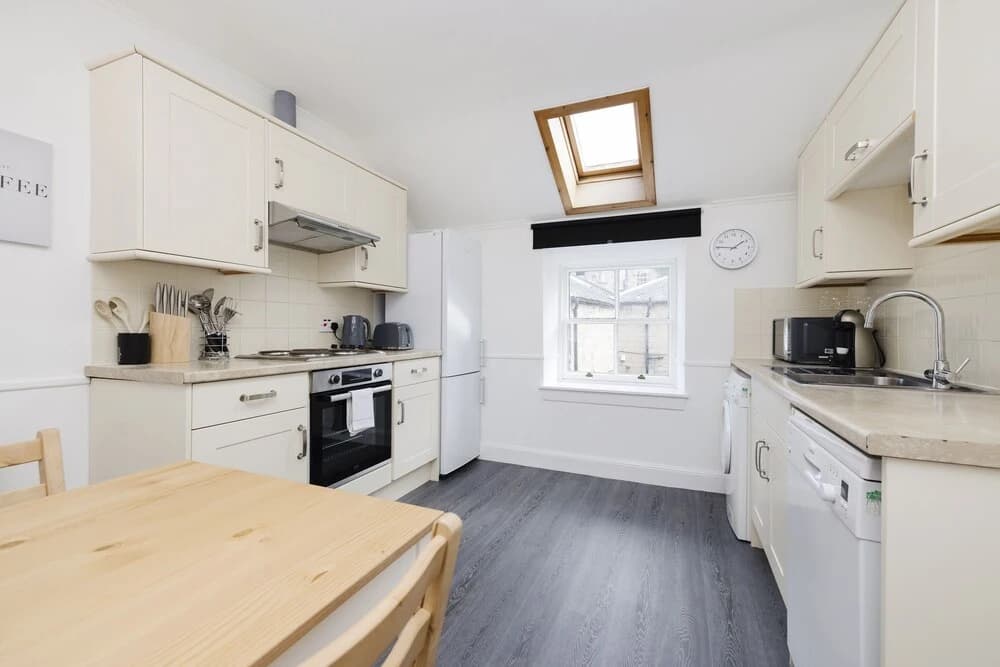 JOIVY Beautiful 2-Br Mews Home, Near Princes Street - photo 17