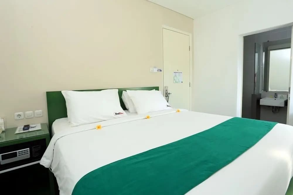 RedDoorz Near Pantai Jerman - photo 5