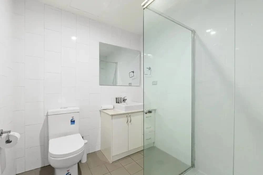 Bright 1-bed Apartment in Central Redfern - photo 6