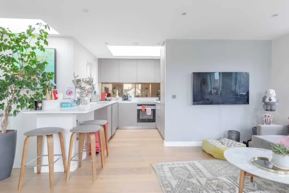 Sleek & Spacious 2BD Flat - Clapham - photo 25