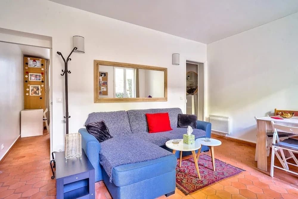 Charming 2 Room Apartment Near Square Louise-michel - photo 3