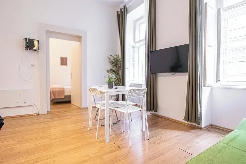 Cozy 2BR Apt With Excellent Connectivity - photo 8