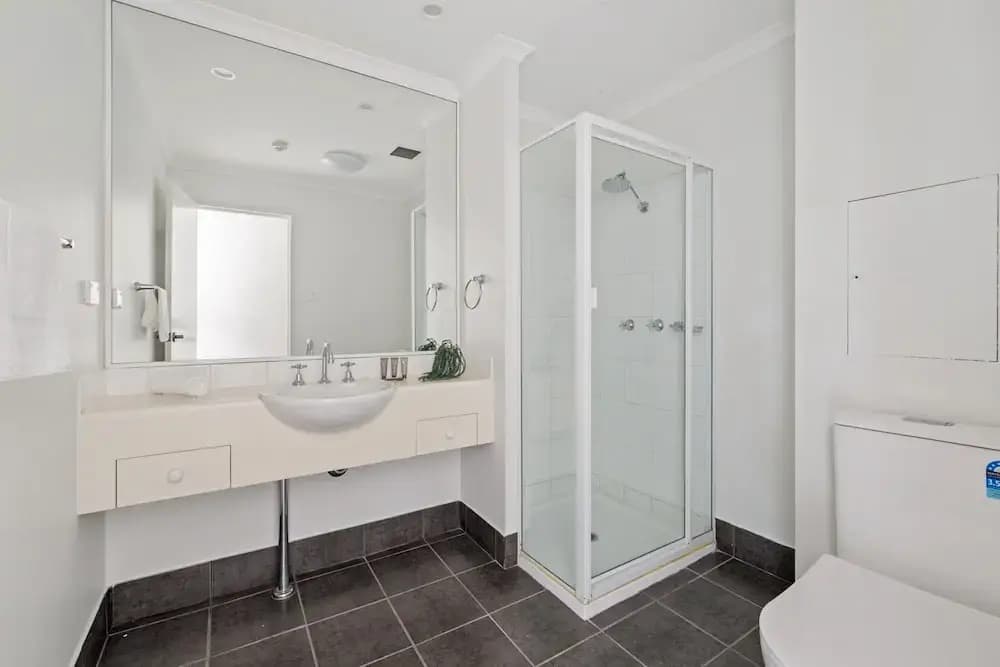 Stylish 2-bed Apartment With Pool in Camperdown - photo 13