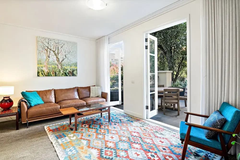 Modern East Melbourne 2-bed Apartment With Parking - photo 6