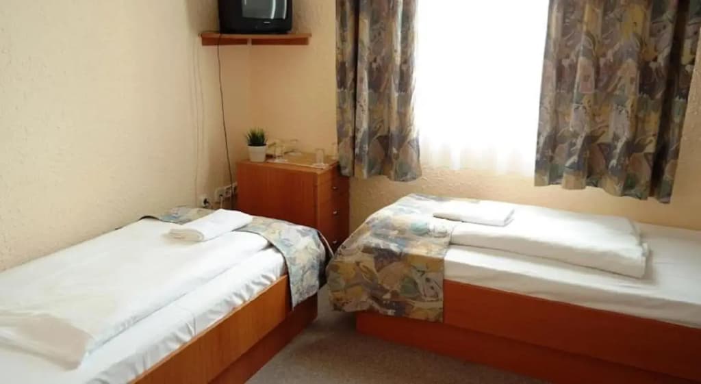 FREE PARKING, FREE BREAKFAST, only 15 minutes to City Center - photo 12