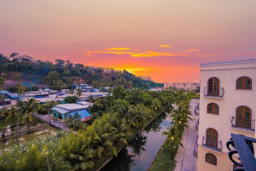TH Luxury Hotel - photo 12