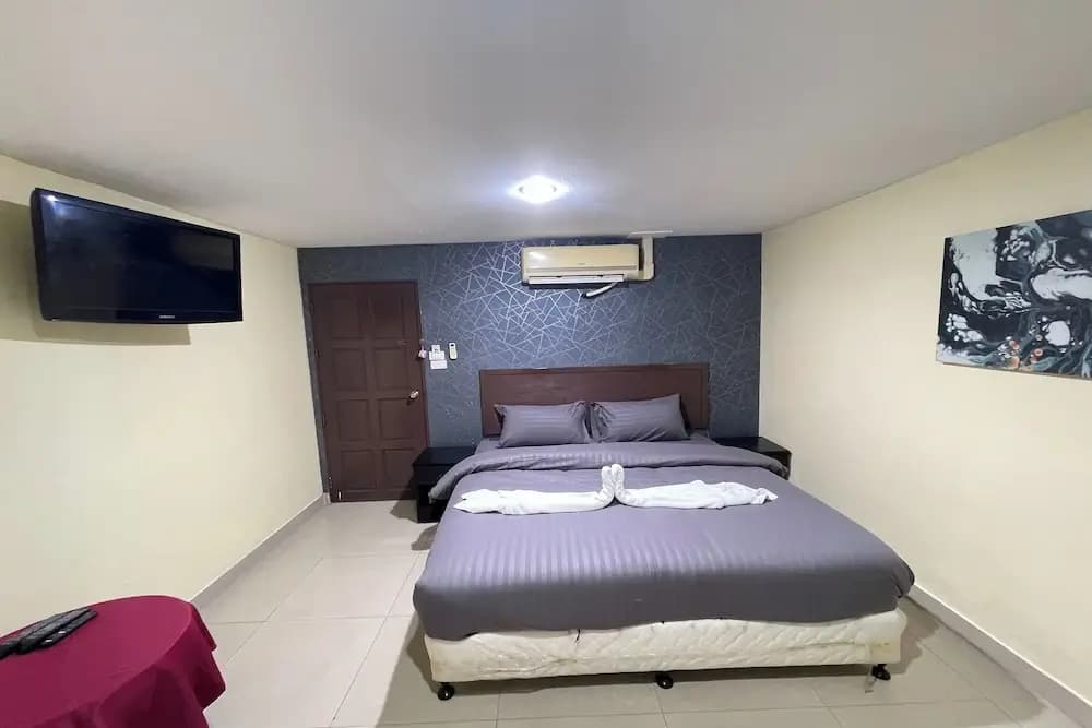 Lucky Inn Suites - photo 6