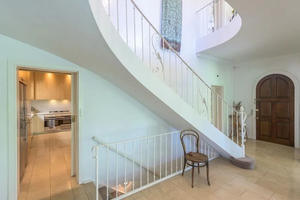 Exquisite 4 Bedroom House with Pool - photo 11
