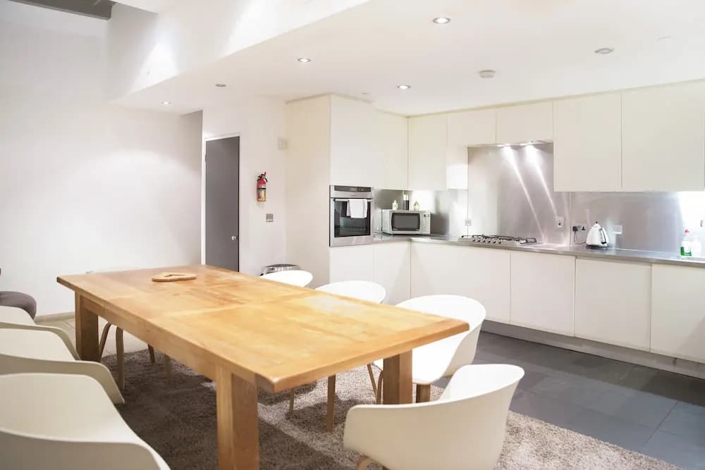 The Holborn Lights - Modern 3BDR Home with Rooftop Terrace & Garage - photo 26