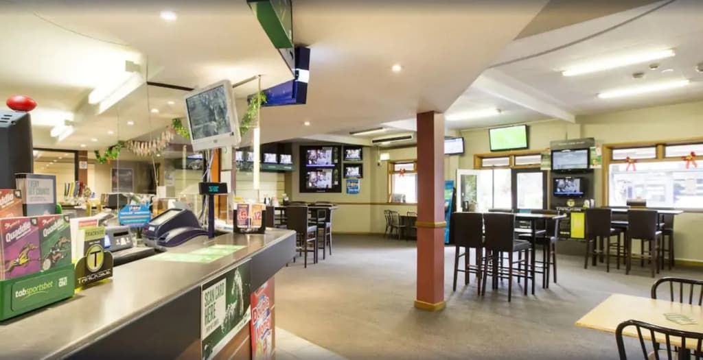 Nightcap at Hume Hotel - photo 13