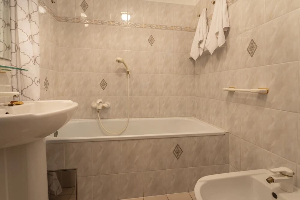 Red Subway Apartments - photo 6