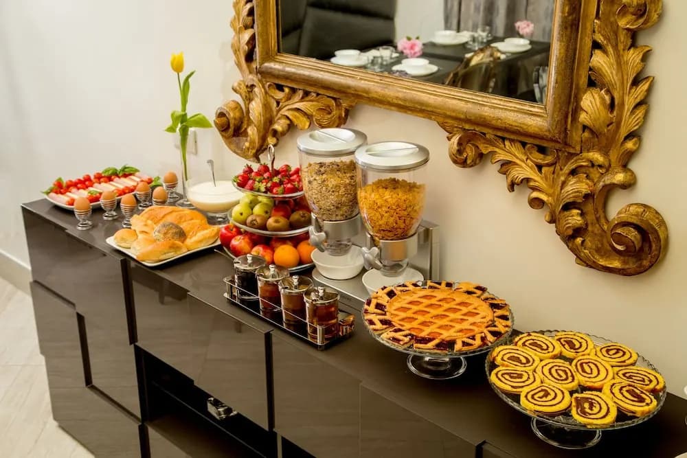 GCF Luxury Suites, Guest House - photo 13