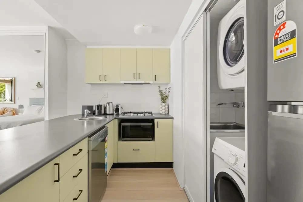 Ideal Studio Inner-city Pad With Private Balcony - photo 10