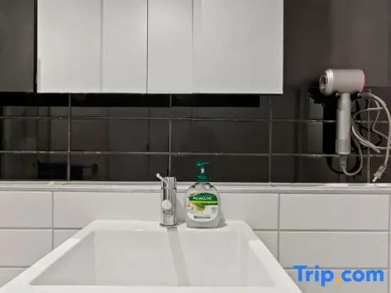 Unbeatable Location - Sleek 1BR  Melbourne Central - photo 1